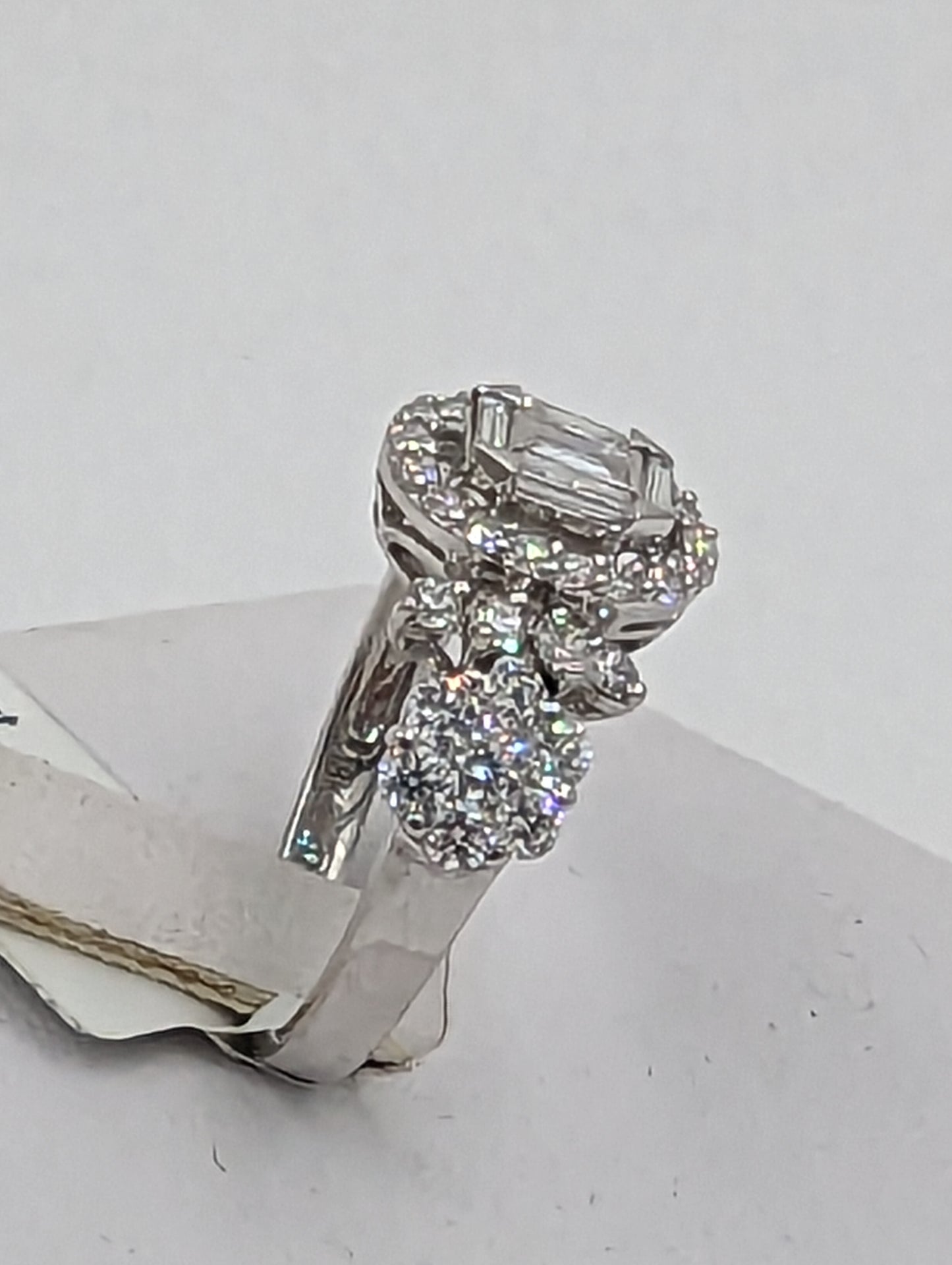 18Kt White Gold ring with diamonds