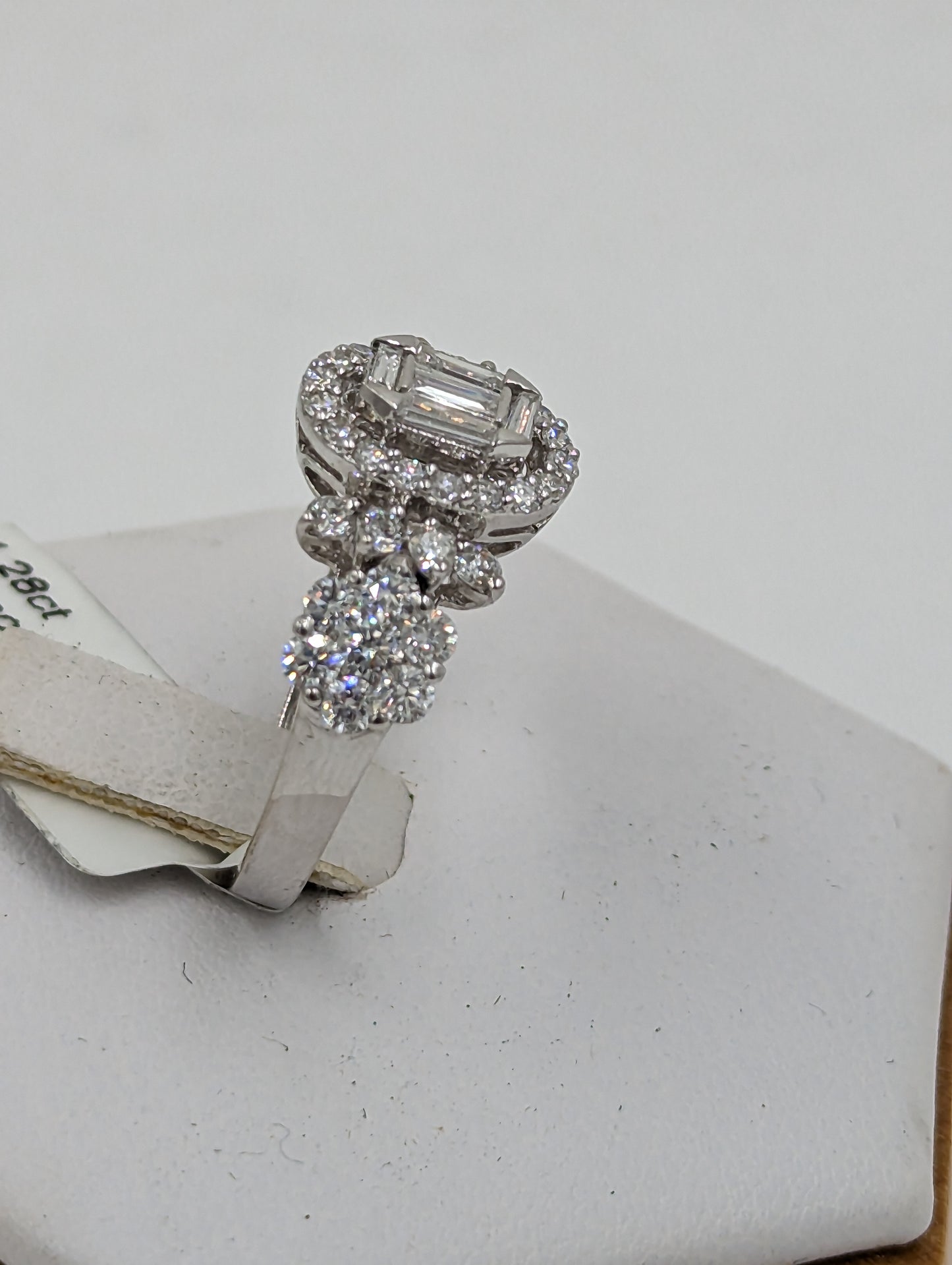 18Kt White Gold ring with diamonds