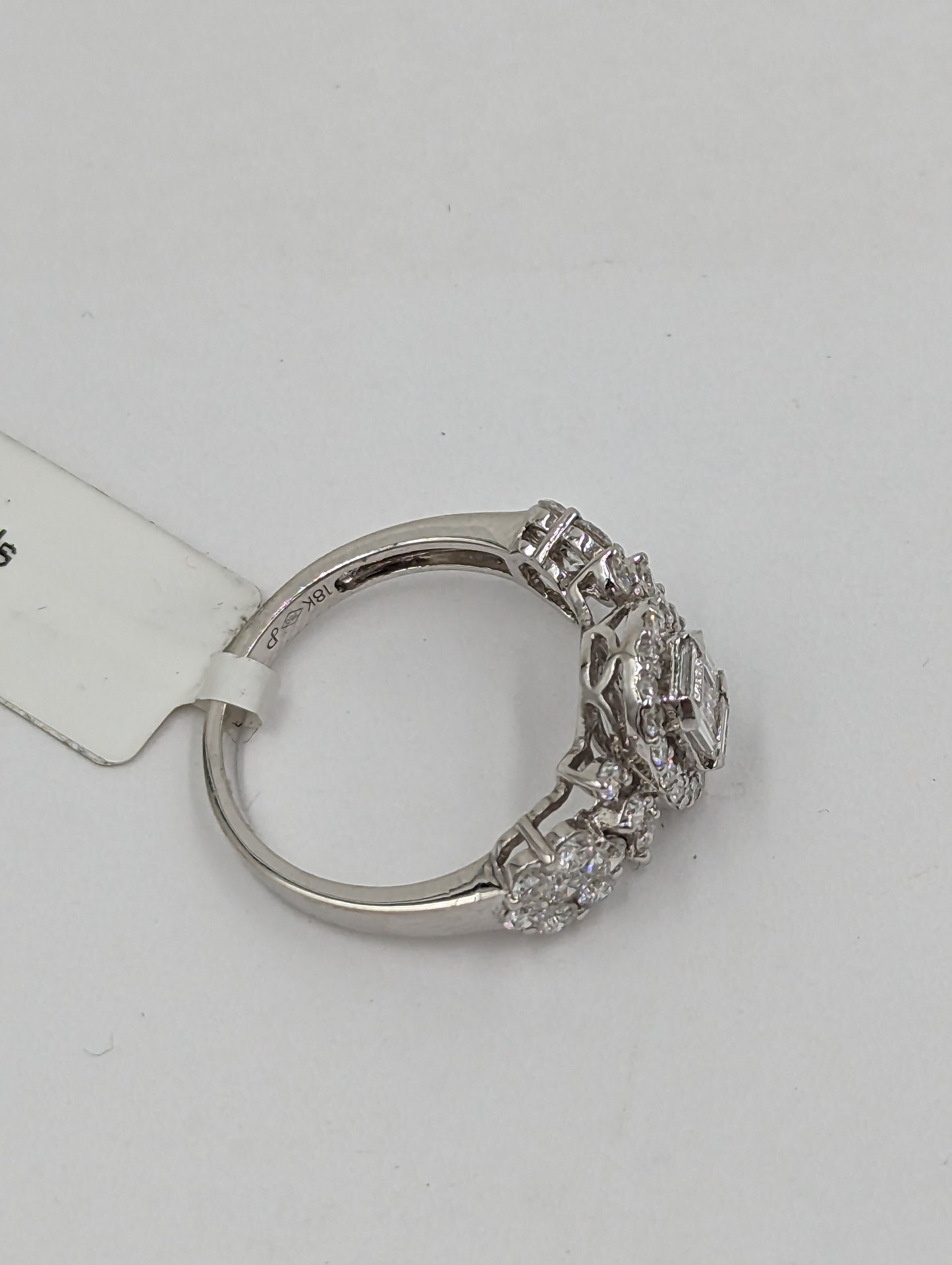 18Kt White Gold ring with diamonds