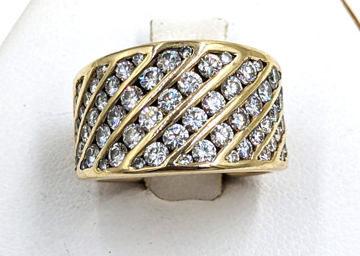 14 Karat Yellow Gold ring with diamonds