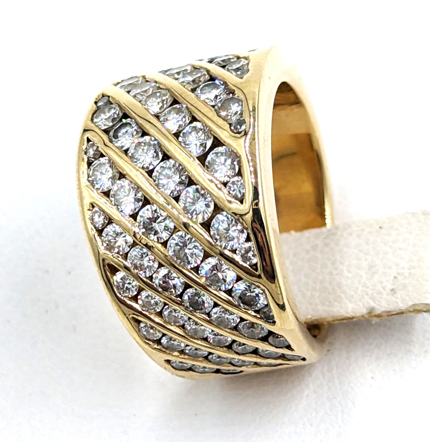 14 Karat Yellow Gold ring with diamonds