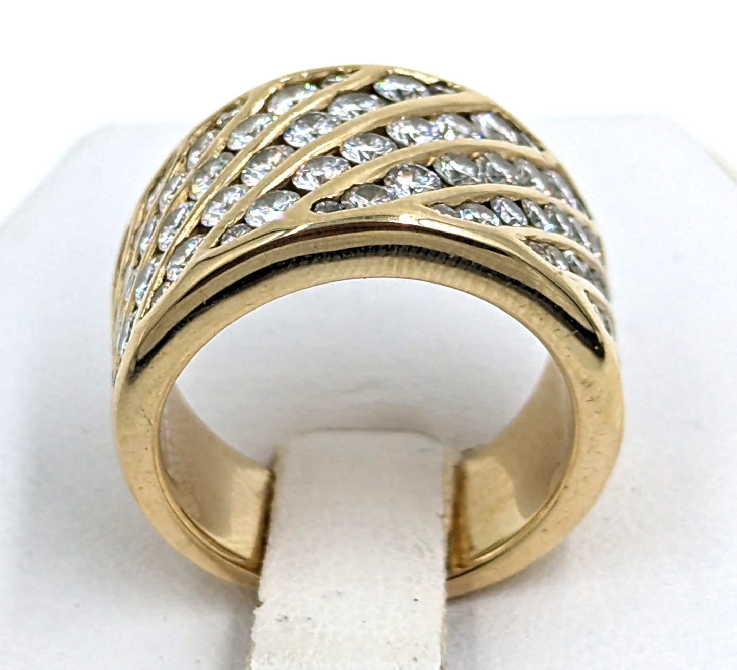 14 Karat Yellow Gold ring with diamonds