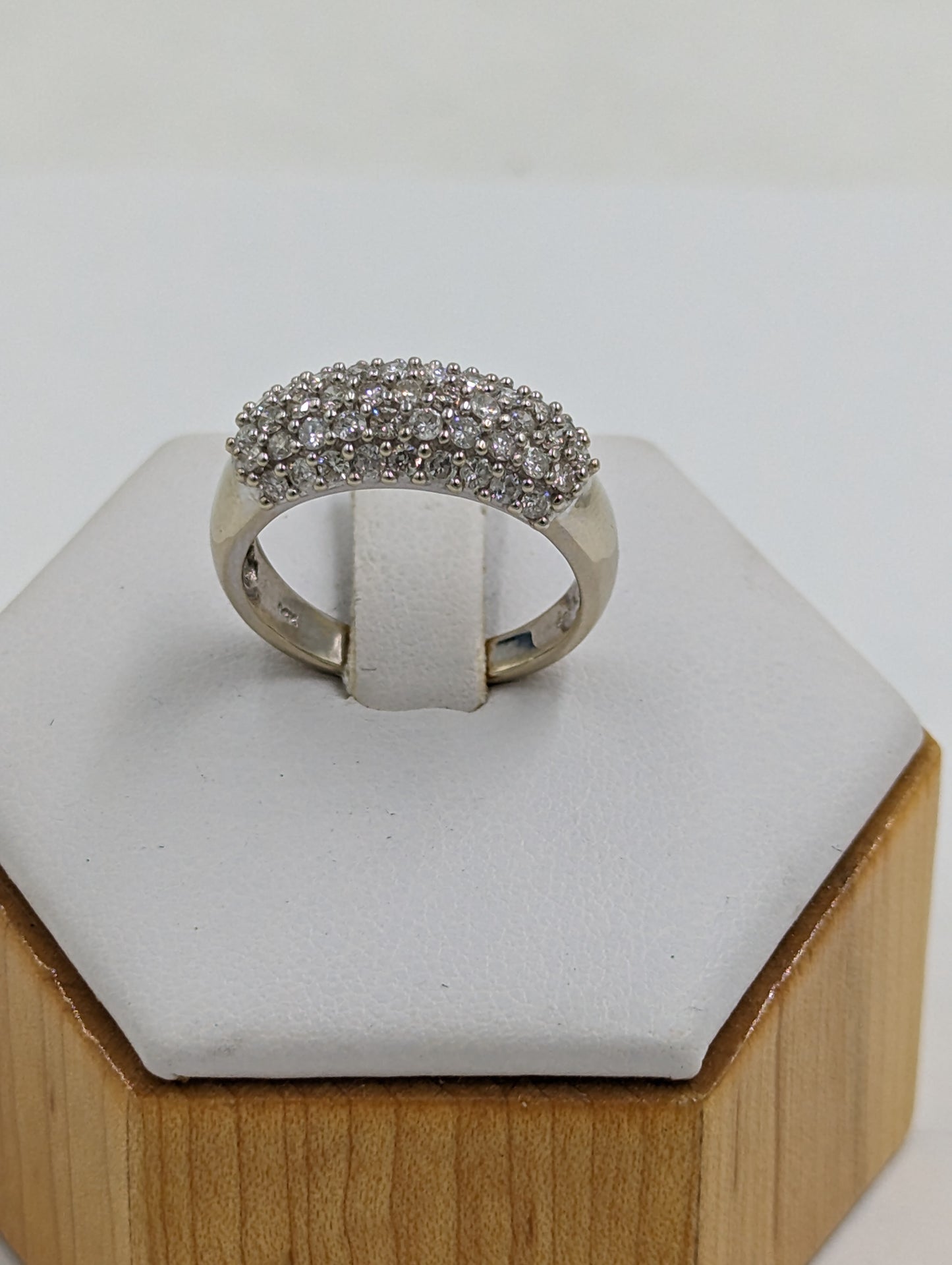 14Kt White Gold Ring with diamonds