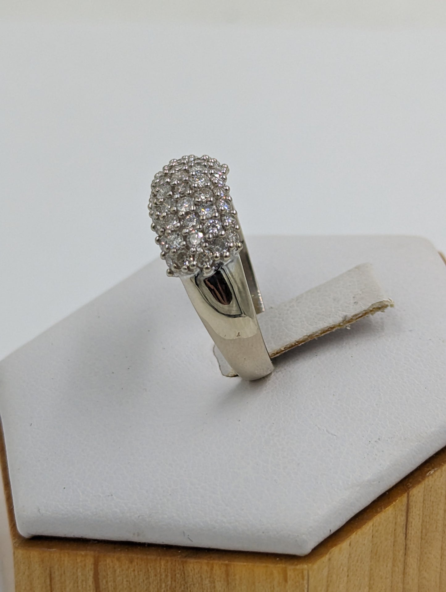 14Kt White Gold Ring with diamonds