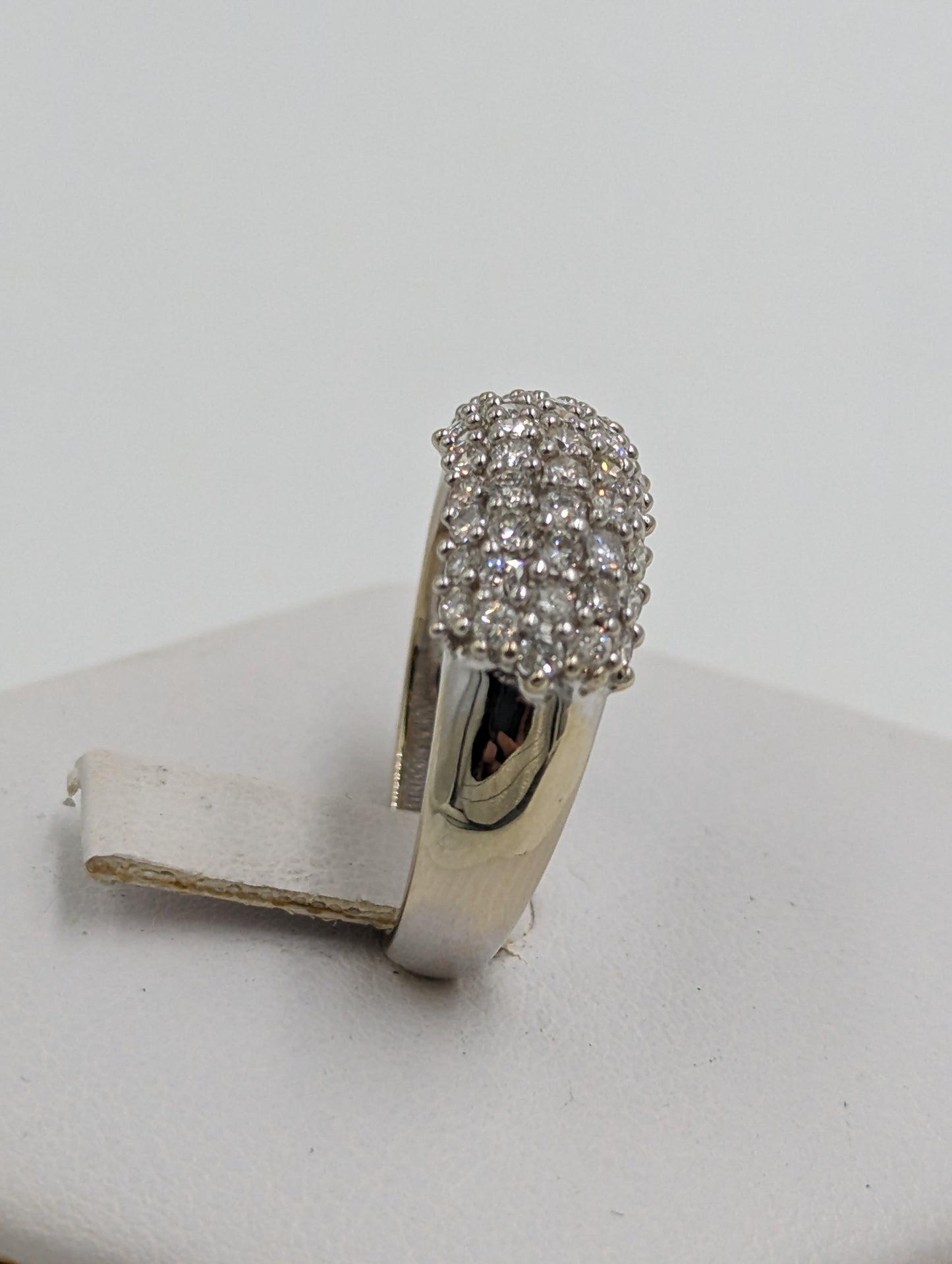 14Kt White Gold Ring with diamonds