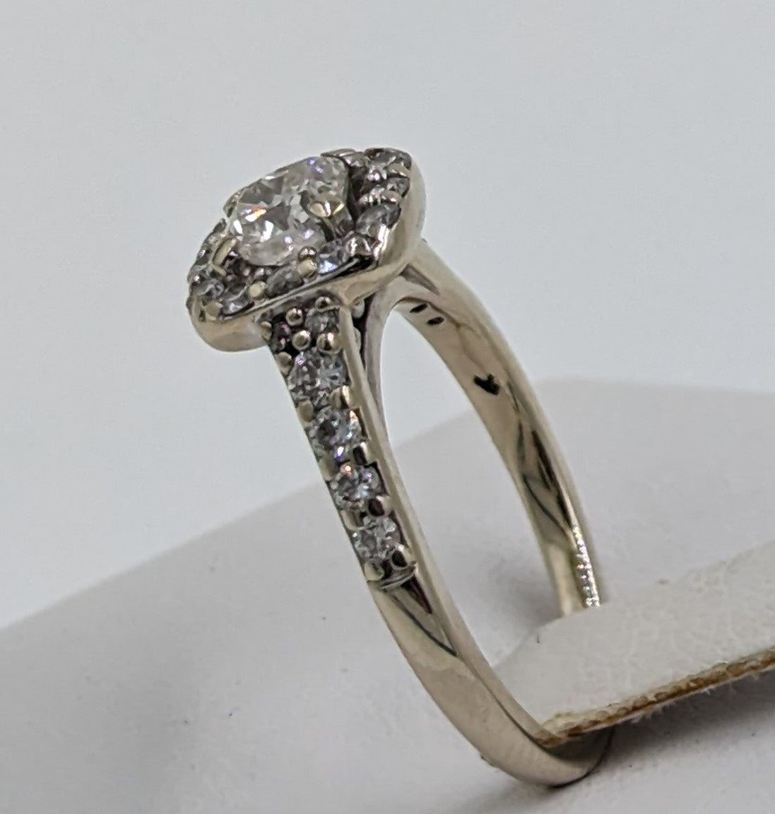 10Kt White Gold Ring with diamonds