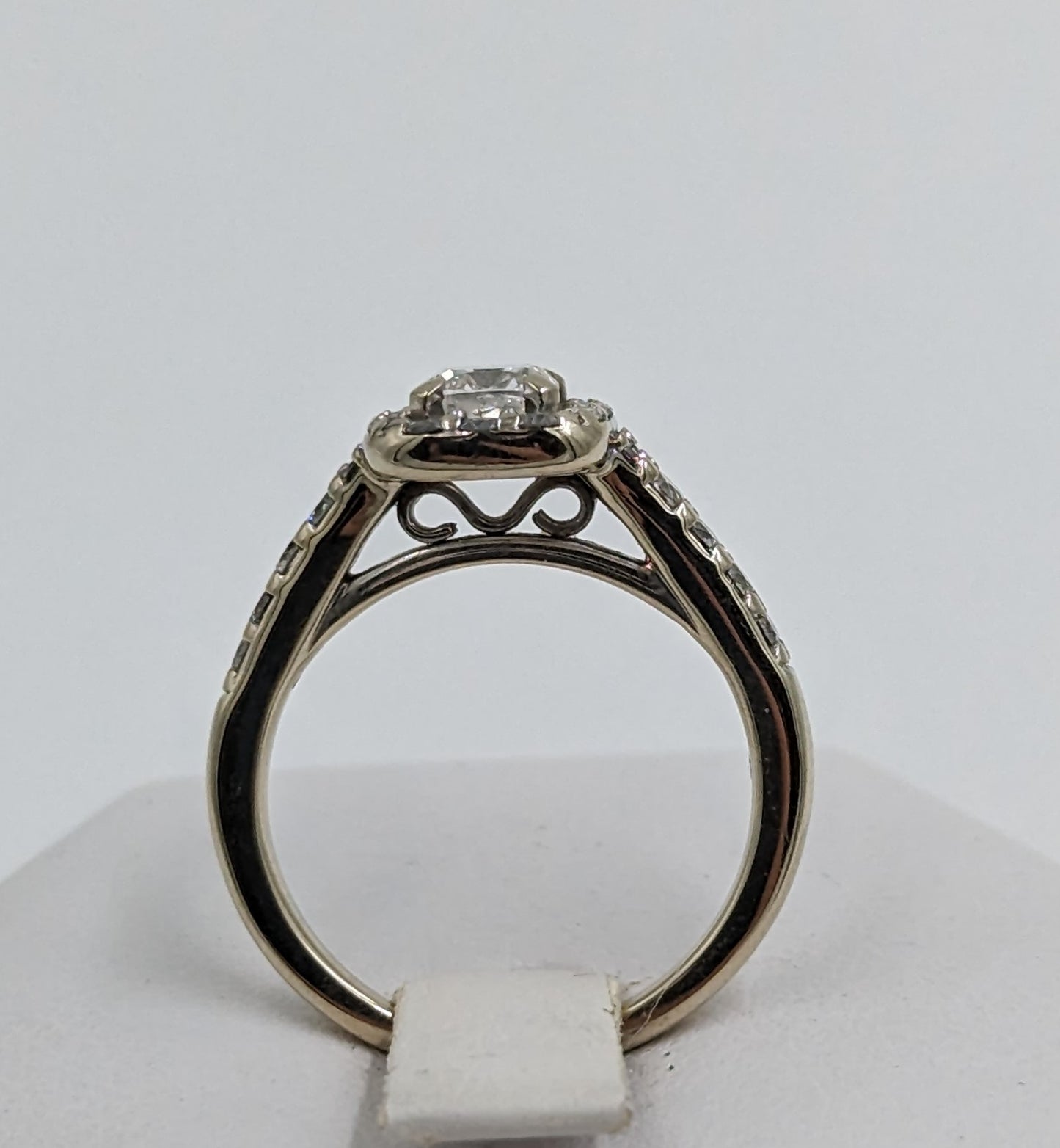 10Kt White Gold Ring with diamonds