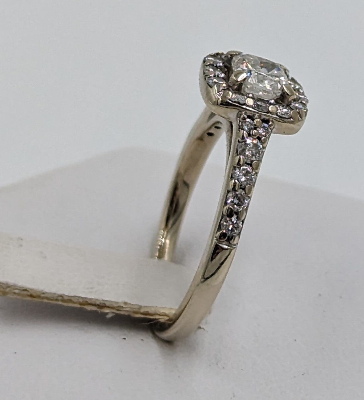 10Kt White Gold Ring with diamonds