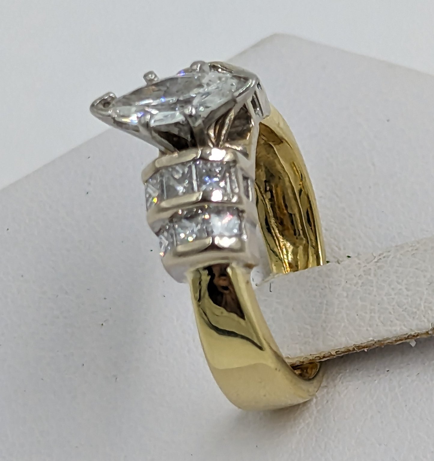 18Kt Yellow Gold Ring with diamonds in customed style