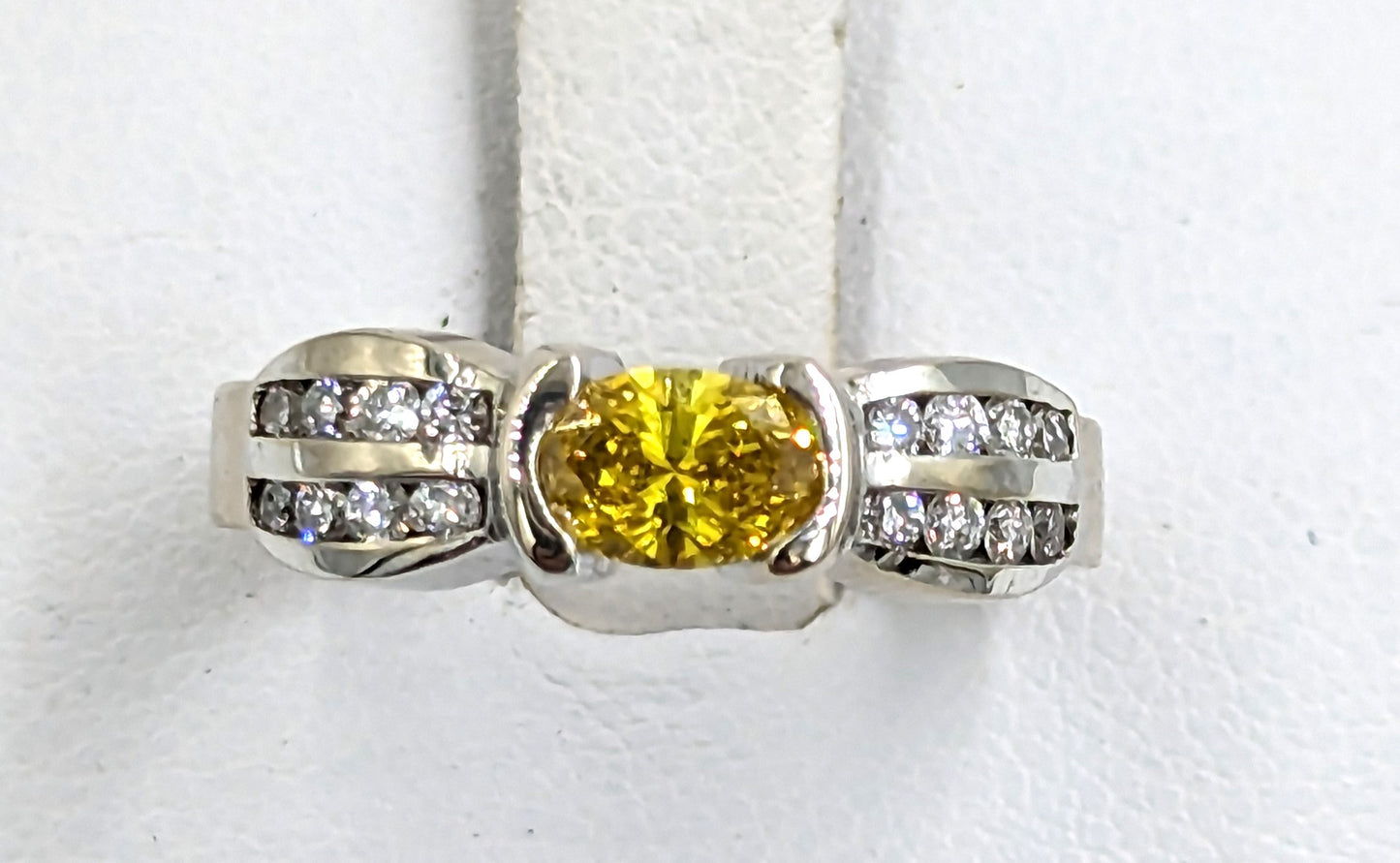 18Kt White Gold Ring with centered fancy vivid yellow diamond