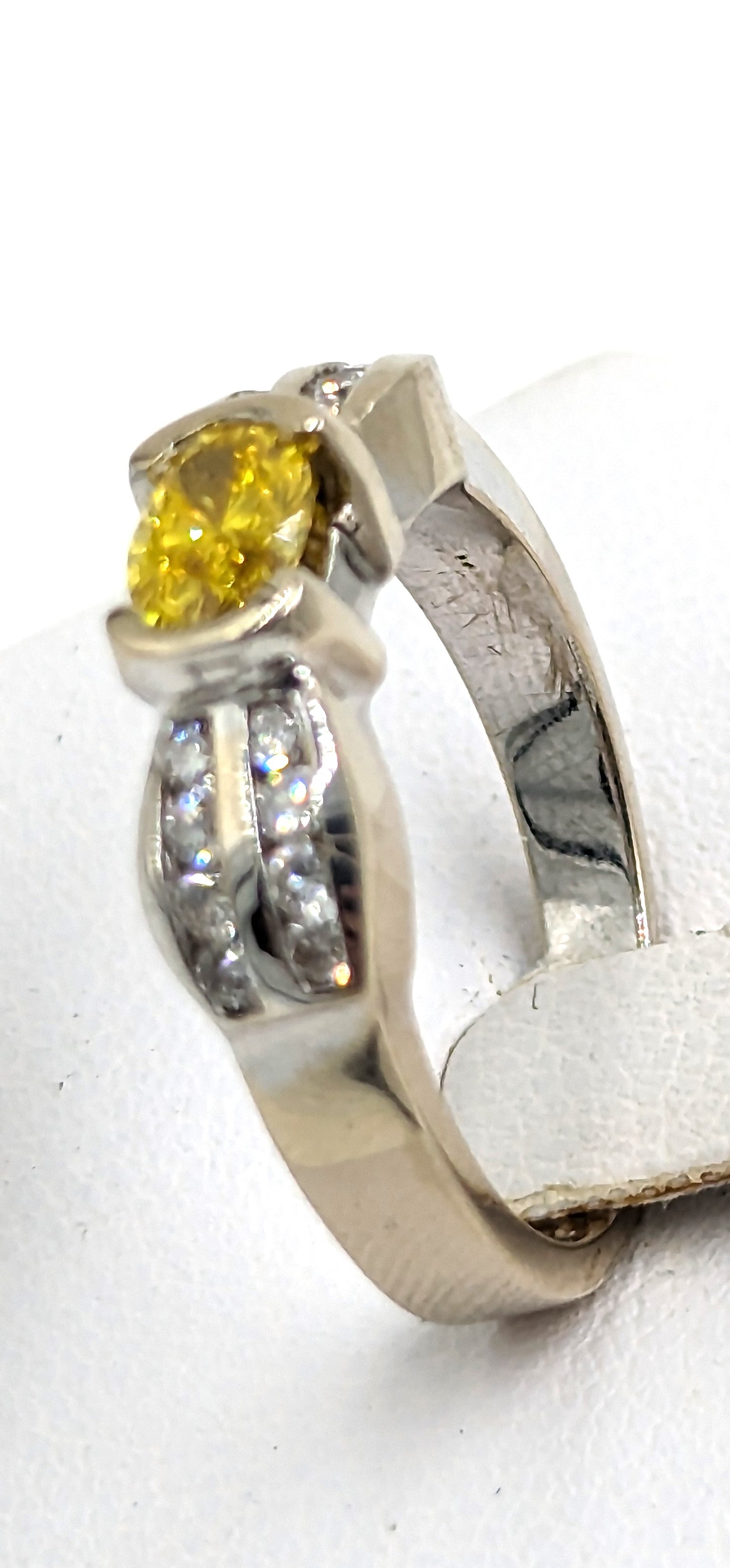 18Kt White Gold Ring with centered fancy vivid yellow diamond