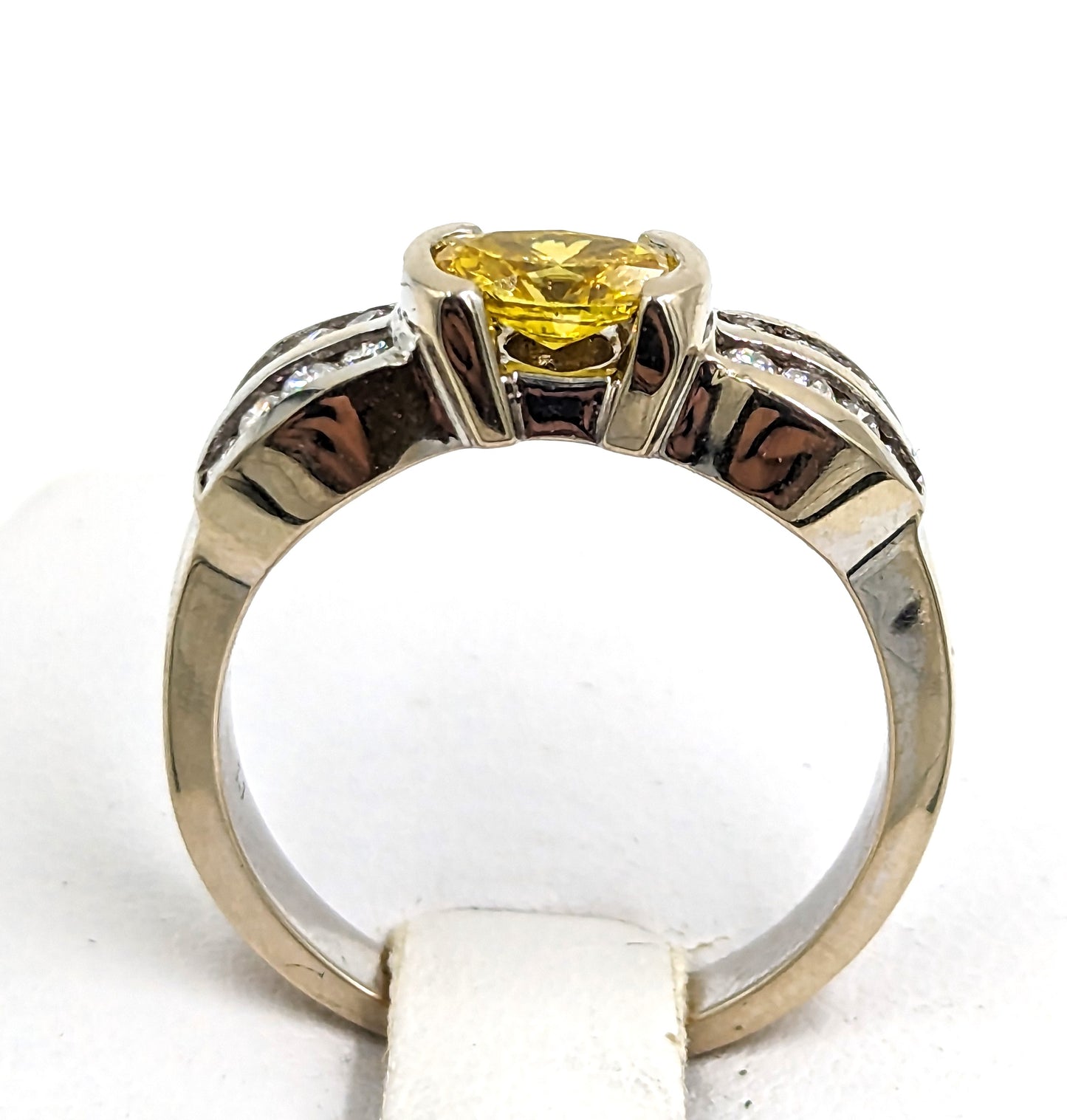 18Kt White Gold Ring with centered fancy vivid yellow diamond