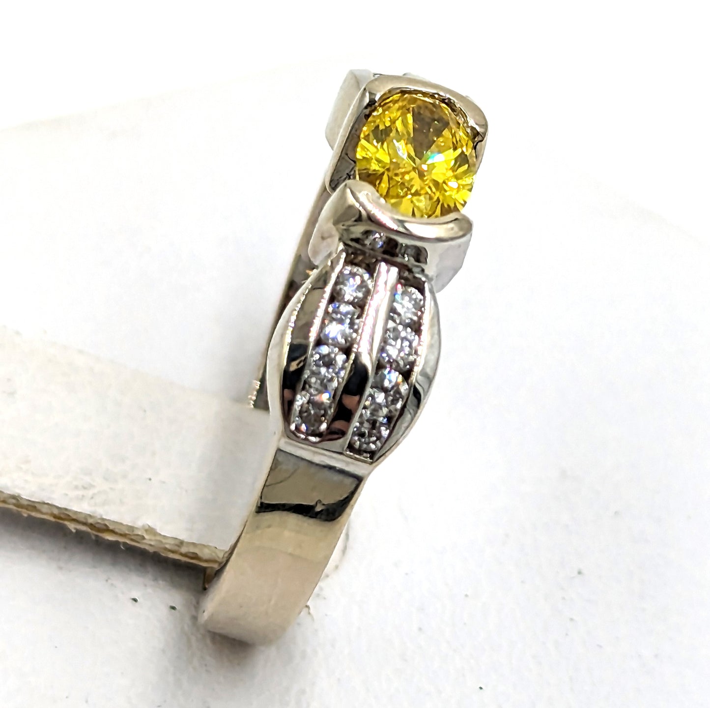 18Kt White Gold Ring with centered fancy vivid yellow diamond