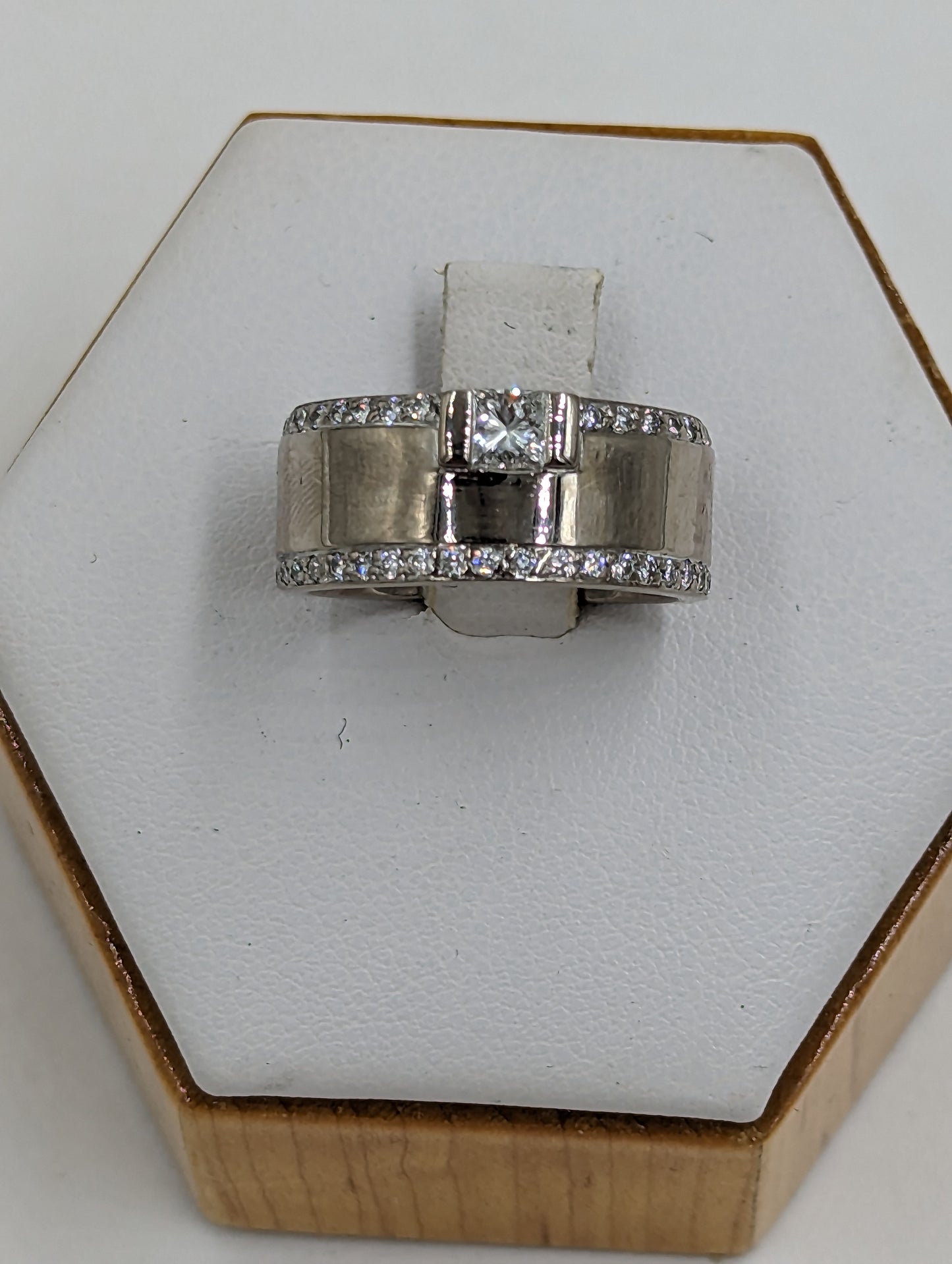 18Kt White Gold ring with centered diamonds