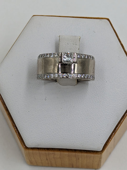 18Kt White Gold ring with centered diamonds