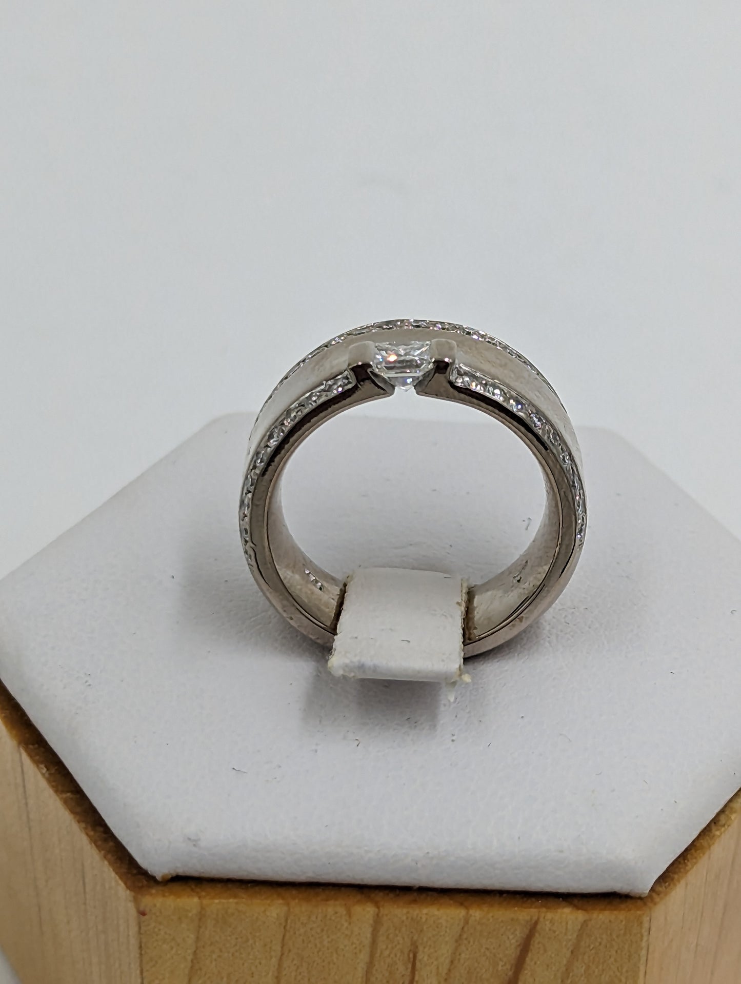 18Kt White Gold ring with centered diamonds