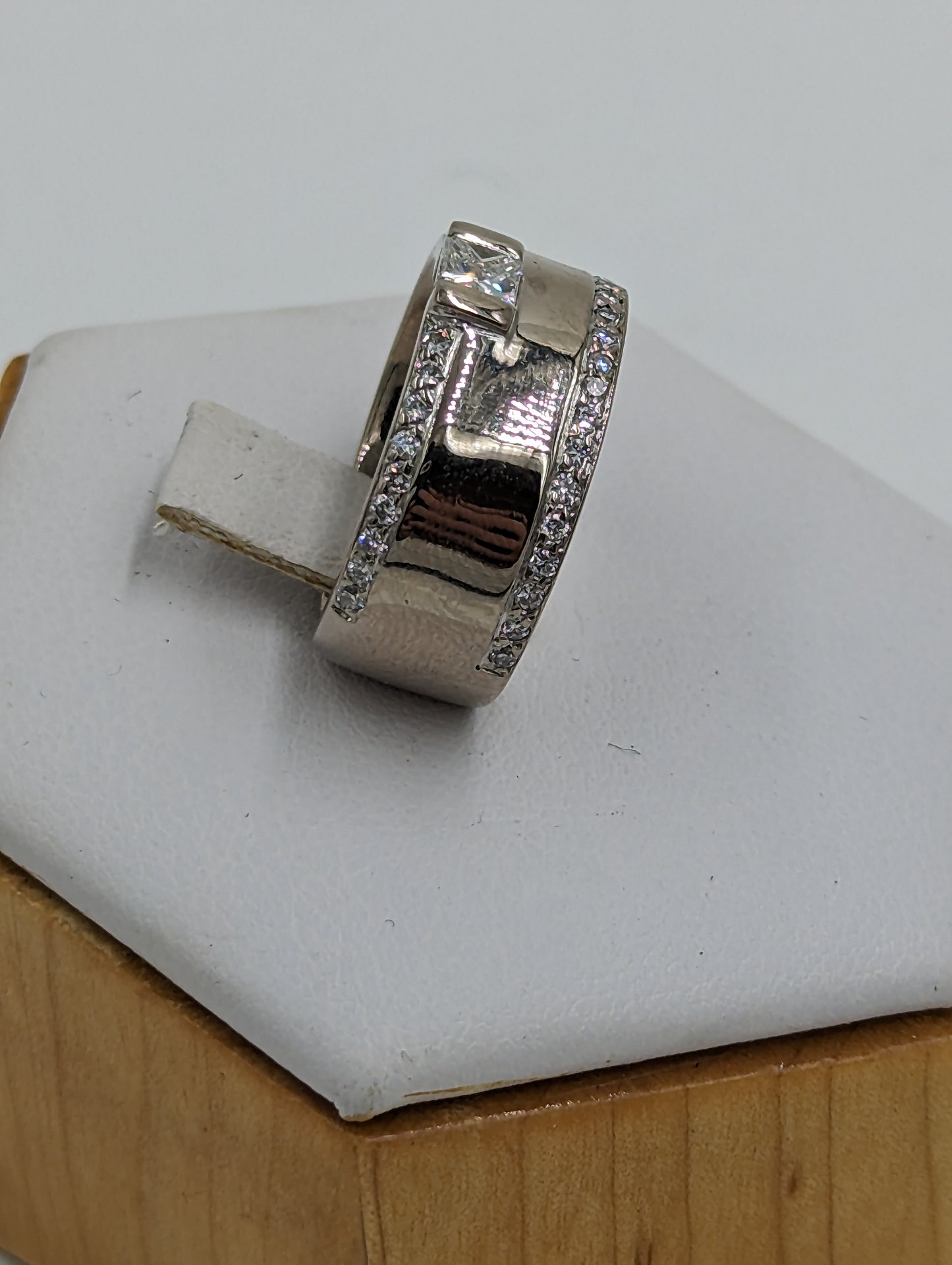 18Kt White Gold ring with centered diamonds